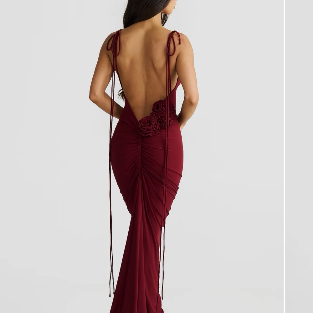 Mélani Valencia Elegant Backless Evening Gown